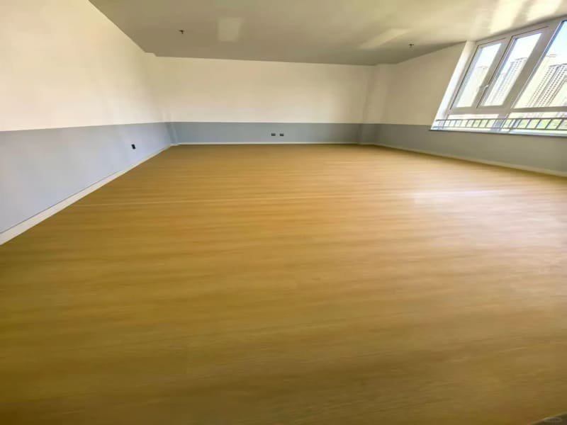 Vergleich der Produktion von SPC-LVT und Vinylbahnen